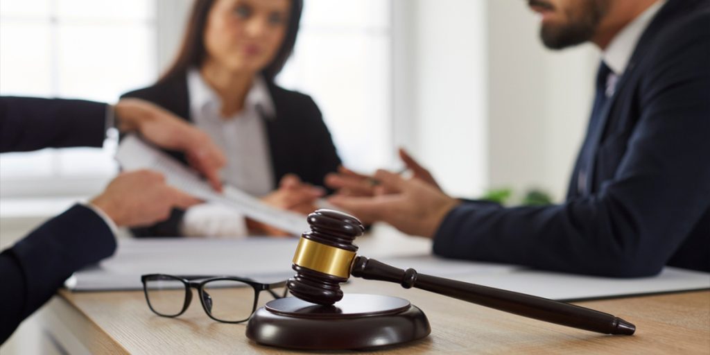 چه زمانی می‌توان از کارفرما شکایت کرد؟ راهنمای حقوقی کارگران و کارمندان