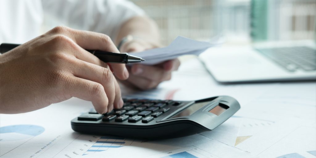 چگونه مالیات کمتری پرداخت کنیم؟ راه‌های قانونی کاهش مالیات